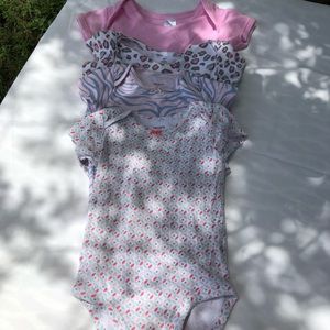 Bundle of 4 onesies